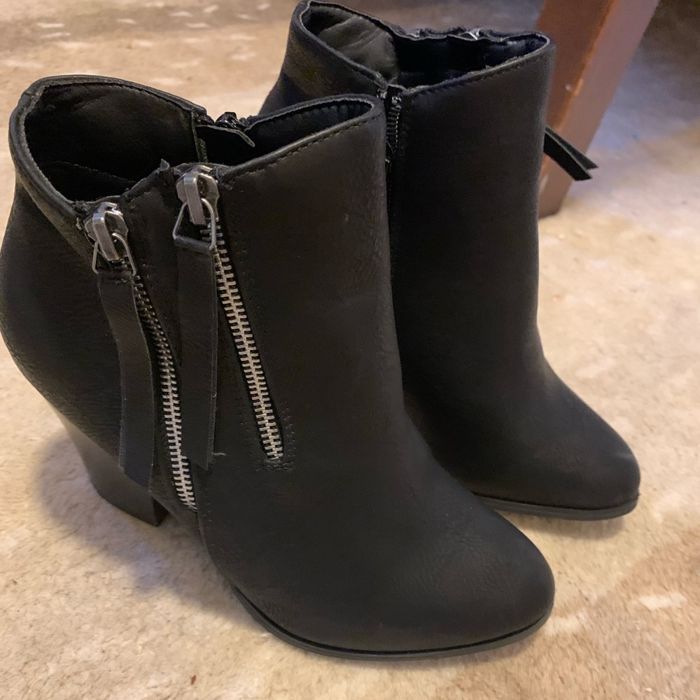 Journee bootie size 8 never worn